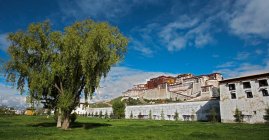 O palácio de Potala em Lhasa / Tibete — Fotografia de Stock