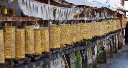Молитовні колеса навколо палацу Потала в Лхасі / Тибеті — стокове фото