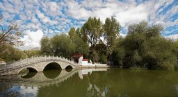 Ponte pedonal atrás do palácio de Potala em Lhasa — Fotografia de Stock