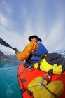 Mann mit Seekajak durch die Fjorde Ostgrönlands — Stockfoto