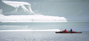 2 uomini che viaggiano su un kayak da mare attraverso i fiordi della Groenlandia orientale — Foto stock