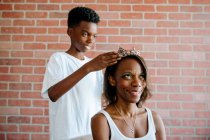 Hermosa mujer afroamericana con peinado afro y su hijo - foto de stock