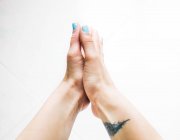 Женские руки применяют гель для дезинфекции рук и чистят их — стоковое фото