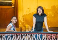 Two female friends in Bangkok — Stock Photo