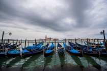Hermosa vista de Venecia con góndolas y barcos - foto de stock