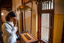 Adoratore buddista che dona al tempio della reliquia del dente santo — Foto stock