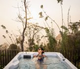 Frau genießt ein Bad im Whirlpool im sri-lankischen Hochland — Stockfoto