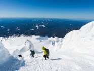 Due uomini scendono dalla cima del Mt. Cappuccio in Oregon. — Foto stock
