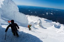 Deux hommes descendent du sommet du Mt. Capot en Oregon. — Photo de stock