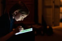 Perfil de desenho de Tween com estilete em tablet dentro de casa com pouca luz — Fotografia de Stock