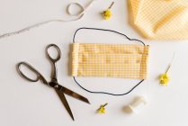 Home-made cloth face mask with sewing utensils — Stock Photo