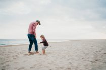 Heureux jeune père et fils sur la plage — Photo de stock