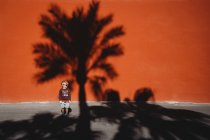 Силует маленького хлопчика на пляжі — стокове фото