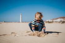 Kleiner Junge im Meer, der Ozean liegt am Strand. — Stockfoto