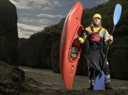 Giovane uomo in posa con il suo kayak acqua bianca al fiume Hvita — Foto stock