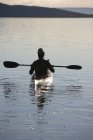 Uomo godendo la serenità del lago Myvatn sul suo kayak mare — Foto stock