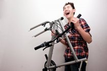 Menino está montando sua nova bicicleta de montanha em casa — Fotografia de Stock