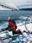 Uomo aggiustare sartiame su barca a vela in Islanda — Foto stock