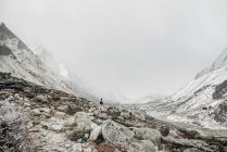 Paesaggio montano con neve e montagne — Foto stock