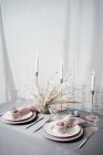 Poner mesa de Pascua con velas y huevos de colores - foto de stock