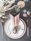 Накрытие пасхального стола с цветными яйцами — стоковое фото