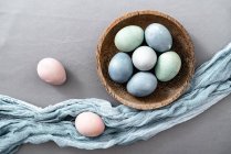 Накрытие пасхального стола с цветными яйцами — стоковое фото