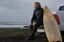 Joven surfista masculino en la costa - foto de stock