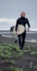 Jeune surfeur masculin sur la côte — Photo de stock
