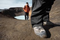 Pareja de senderismo desde la caldera de Askja en las tierras altas de Islandia - foto de stock