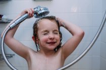 Jovem menina lavar o cabelo no banheiro — Fotografia de Stock