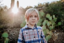 Портрет небінарної дитини в пустелі — стокове фото