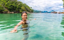 Donna nuota nella laguna verde dell'isola tropicale Ilha Grande — Foto stock
