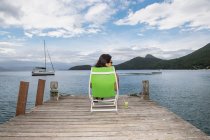 Frau entspannt sich auf Pier auf der tropischen Insel Ilha Grande — Stockfoto