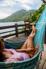 Frau entspannt sich in Hängematte auf der tropischen Insel Ilha Grande — Stockfoto