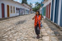Woman walking through the streets of Paraty in Brazil — Stock Photo