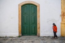 Donna che cammina per le strade di Paraty in Brasile — Foto stock