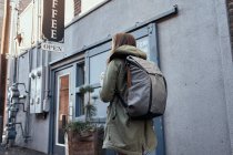 1qAfrosty tienda en un campo en Gales del Sur - foto de stock