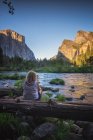 Woman observe Yosemite national park environment capitan view — Stock Photo