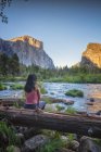 Mulher observar Yosemite parque nacional ambiente a partir de capitan vista — Fotografia de Stock