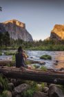 Femme photographiant le parc national Yosemite — Photo de stock
