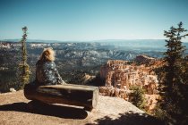 Woman observe Bryce Canyon arch from paria view — Stock Photo