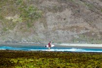 Giovanotto sulla spiaggia, Sumbawa, Indonesia — Foto stock