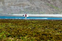 Junger Mann am Strand, Sumbawa, Indonesien — Stockfoto