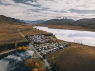 Lago Clearwater villaggio vicino al lago con le Alpi meridionali sullo sfondo, Nuova Zelanda. — Foto stock