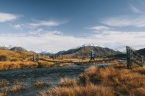 Uma jovem caminha em direção ao cume do Mt Sunday, Southern Alps, Canterbury, Nova Zelândia. — Fotografia de Stock