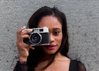 Портрет молодої афро-американської жінки з камерою. — стокове фото