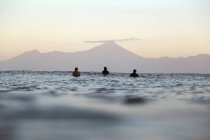 Surfisti sulla tavola da surf sul mare in attesa di un'onda, Vulcano Rinjani — Foto stock