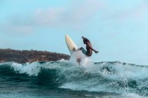 Surfista en una ola, Lombok, Indonesia - foto de stock