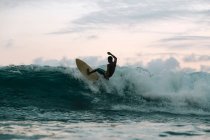 Surfista su un'onda, Lombok, Indonesia — Foto stock