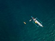 Vue aérienne des surfeurs et du bateau dans l'océan, Lombok, Indonésie — Photo de stock